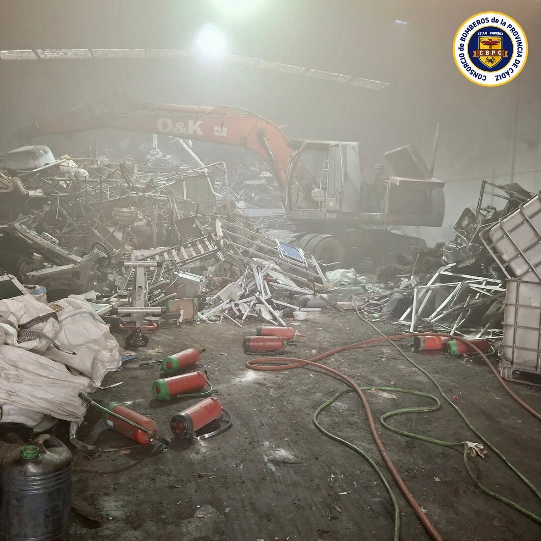 ¡Última hora en Sanlúcar! Controlado un incendio en un taller de metales gracias a la rápida actuación de bomberos y trabajadores