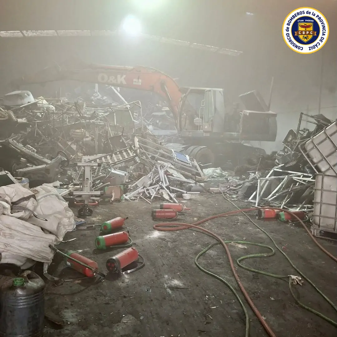 ¡Última hora en Sanlúcar! Controlado un incendio en un taller de metales gracias a la rápida actuación de bomberos y trabajadores
