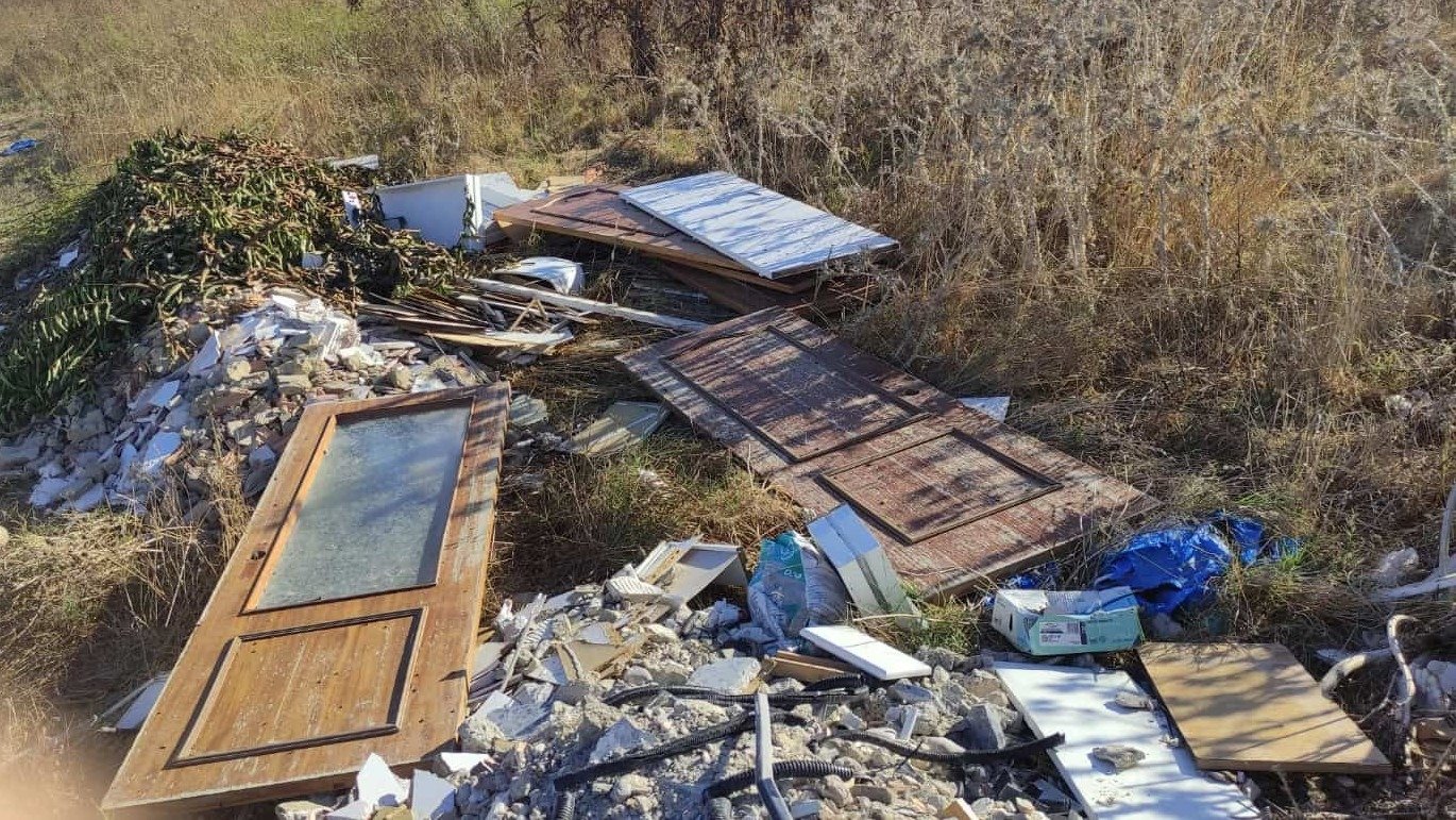 Alarma en las Vías Pecuarias del Término de Jerez: La Cañada Ancha, un vertedero de escombros y sanitarios ante la inacción de las autoridades