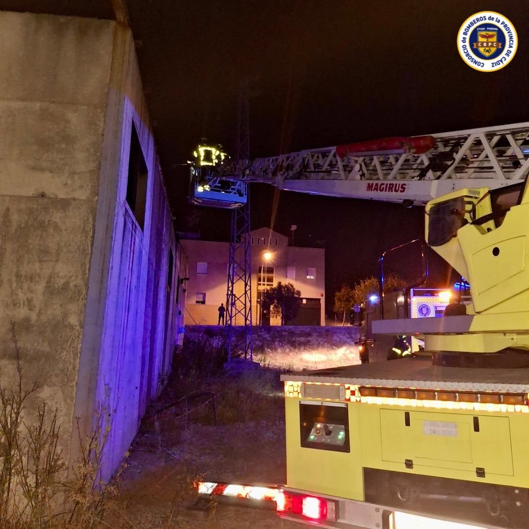 Alarma en la noche: Un gran incendio en una nave de Estella del Marqués moviliza a los bomberos de Jerez