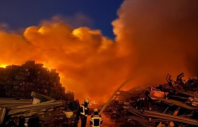 ¡Controlado! El Incendio en la chatarrería de El Portal en Jerez no cesa y moviliza a 18 bomberos