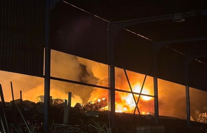 Incendio en la chatarrería de El Portal en Jerez