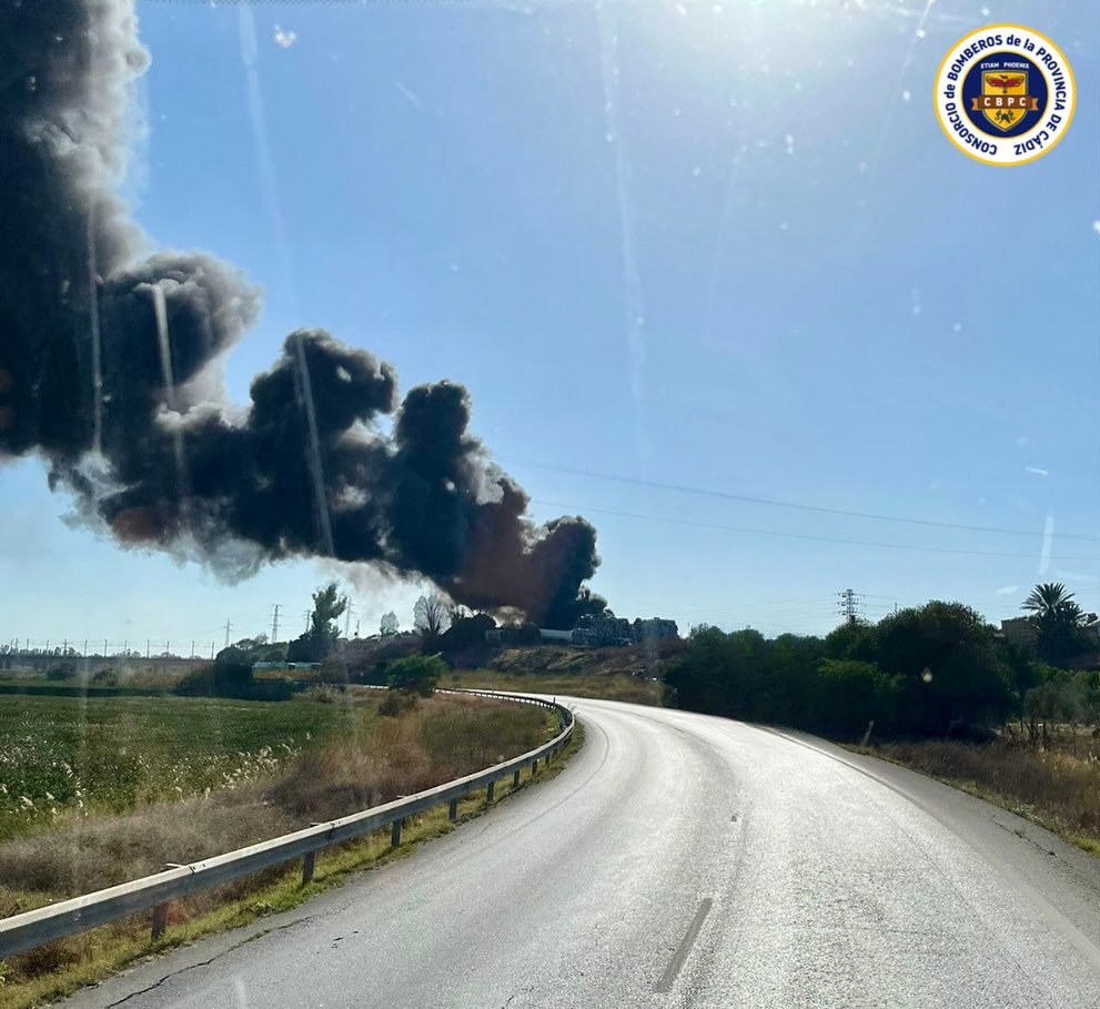 ¡Alarma en Jerez! Espectacular incendio en El Portal genera una inmensa columna de humo negro