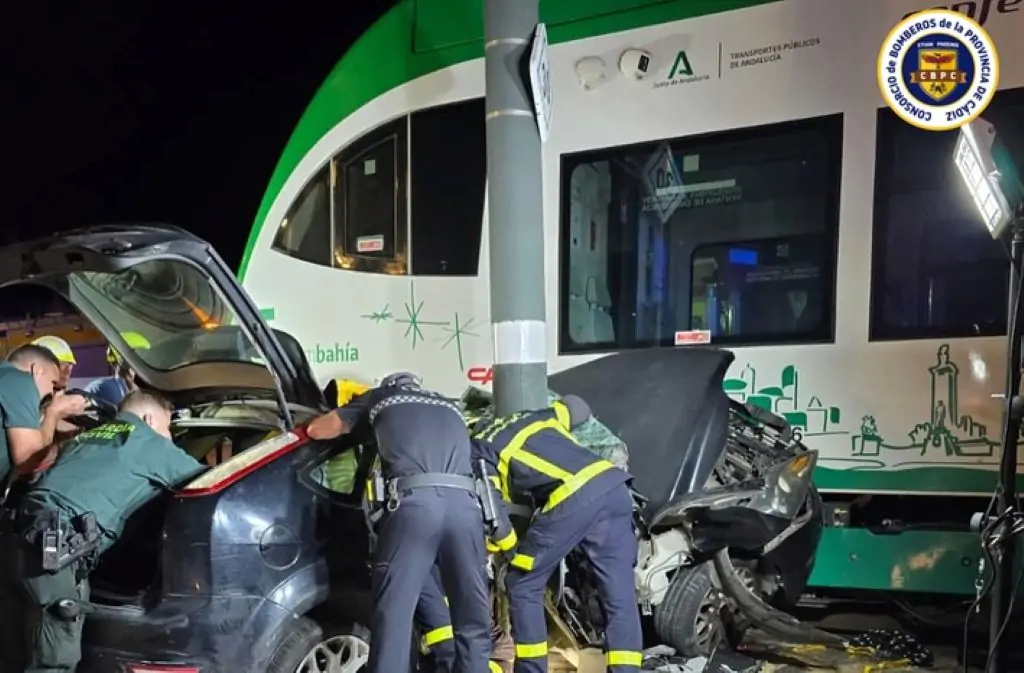 Rescate de Bomberos en Chiclana: Espectacular operación tras el brutal choque entre un turismo y el tranvía que atrapa a una madre y su hijo