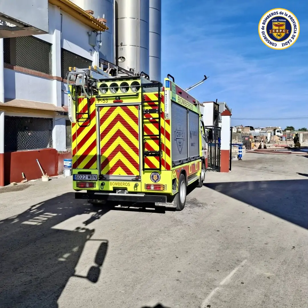 Incendio en la Fábrica Montesierra de Jerez: Un operario atendido por inhalación de humo