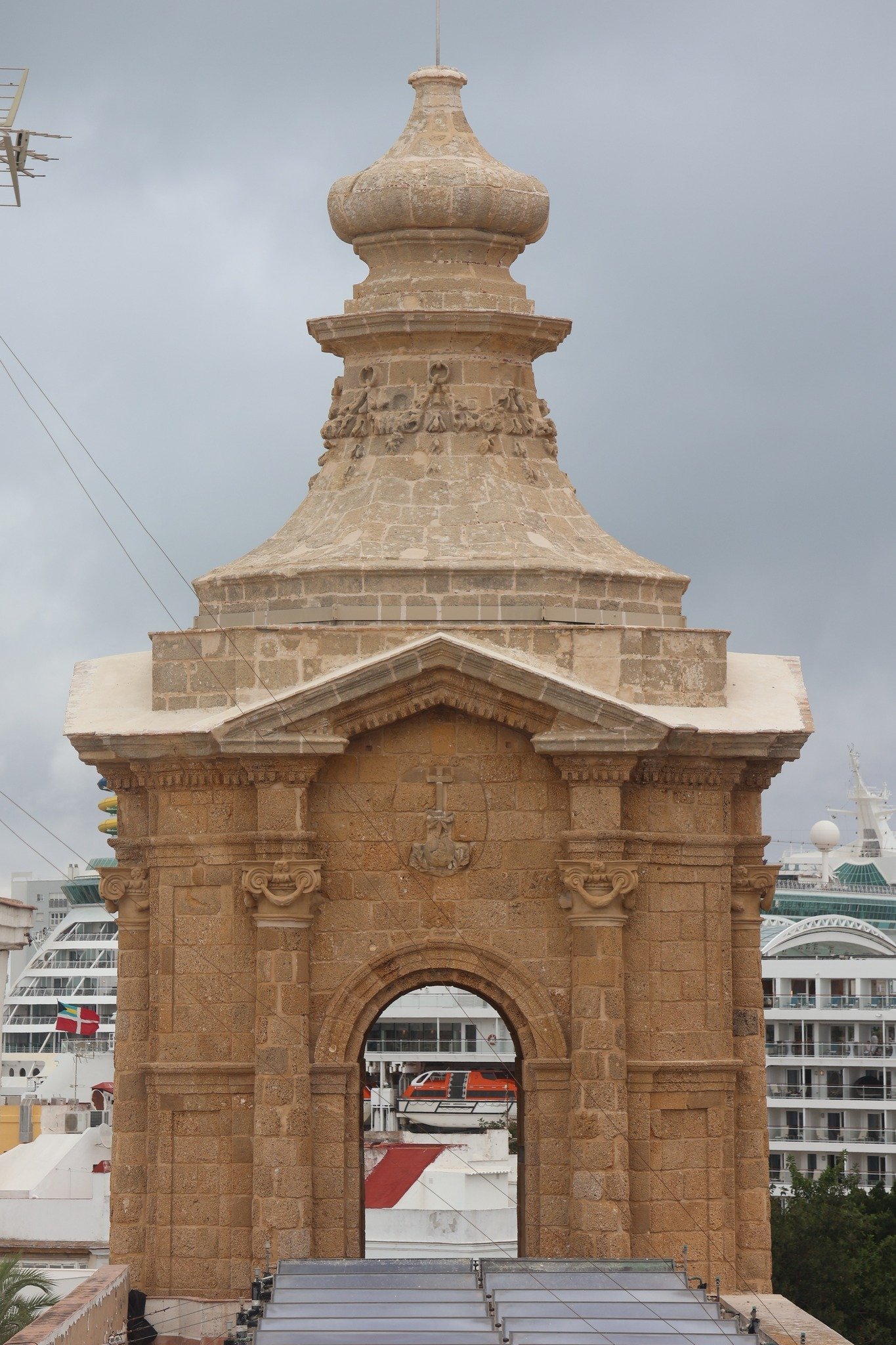 El rescate de un gigante de piedra: La Torre de San Juan de Dios de Cádiz vuelve a brillar tras la restauración