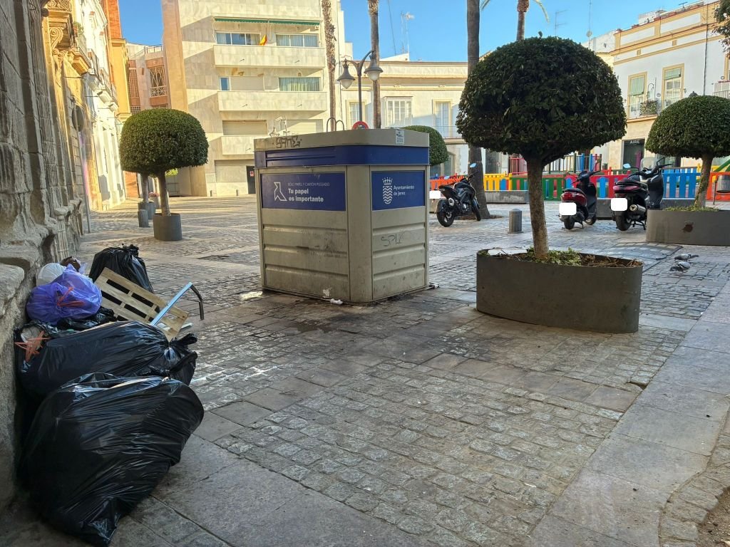 basuras sin contenedores en Jerez