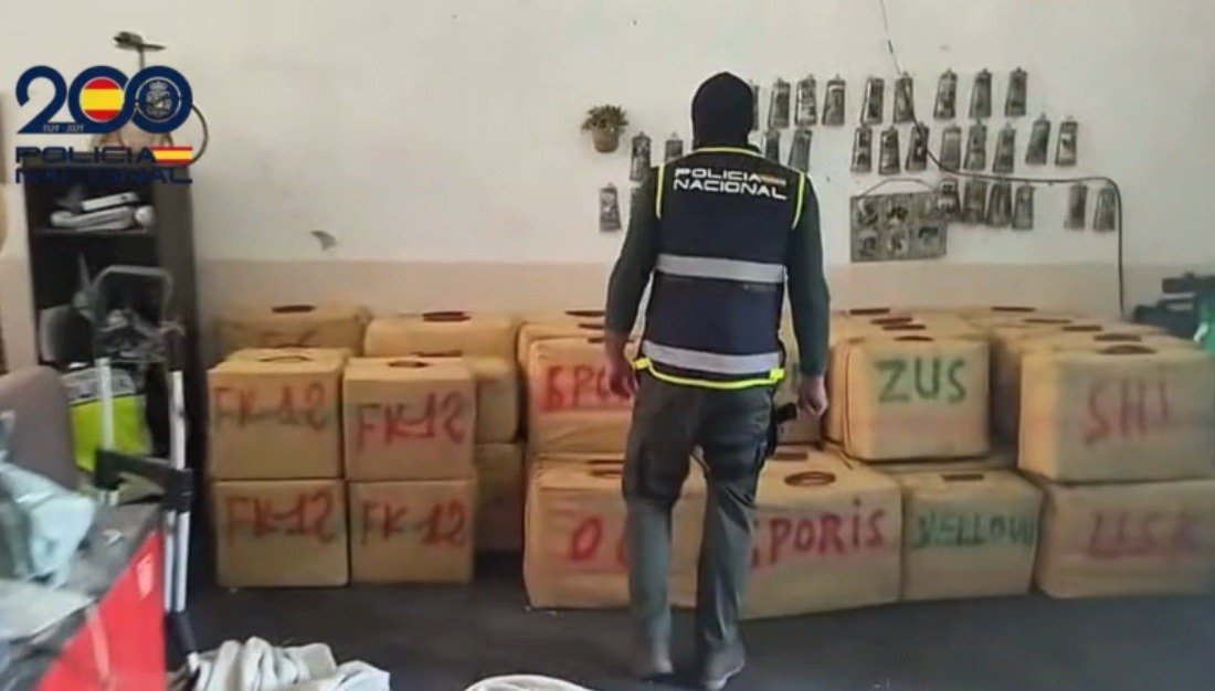 Golpe demoledor al narco en Jerez: Incautan 2.000 kg de hachís y un fusil de asalto AK-47 en una ‘guardería’ junto al Guadalete