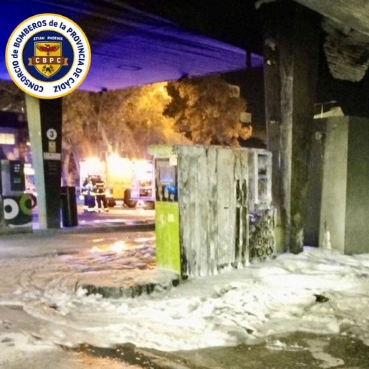 Intervención de bomberos por un incendio en una gasolinera de Jerez de la Frontera