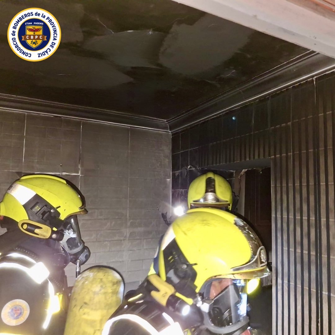 Los bomberos sofocan el incendio en vivienda en la calle Sevilla de Jerez