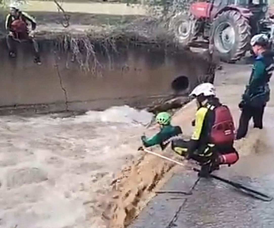 Operativo de rescate en el Arroyo de la Cañada en Íllora: peligro en las crecidas