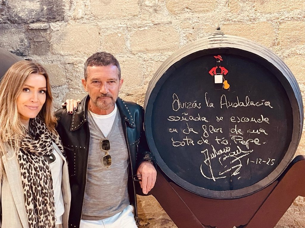 La oda de Antonio Banderas al vino de Jerez: El actor degusta un tesoro de 1728 en Tío Pepe y destaca la «elegancia» andaluza