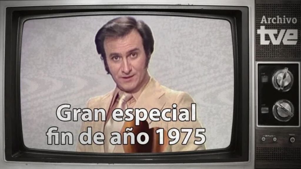 Captura de pantalla del Gran Especial Fin de Año 1975 del Archivo RTVE mostrada dentro del marco de un televisor antiguo. En el centro de la pantalla aparece el cantante y presentador Manolo Escobar vistiendo una chaqueta clara y corbata, con un rótulo superpuesto que indica el nombre del programa. En la esquina superior derecha se observa el logotipo de "Archivo tve".