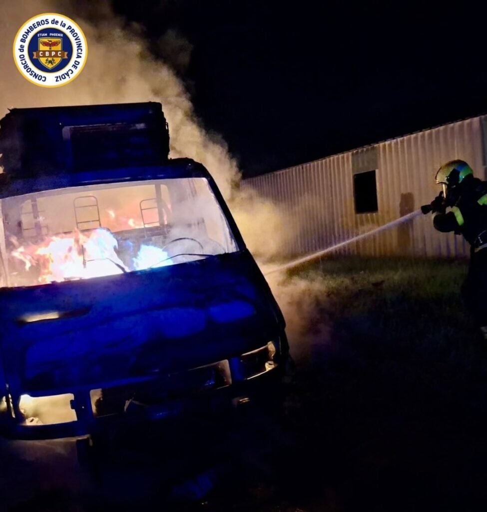 Tres vehículos arrasados por las llamas en menos de 48 horas en Jerez