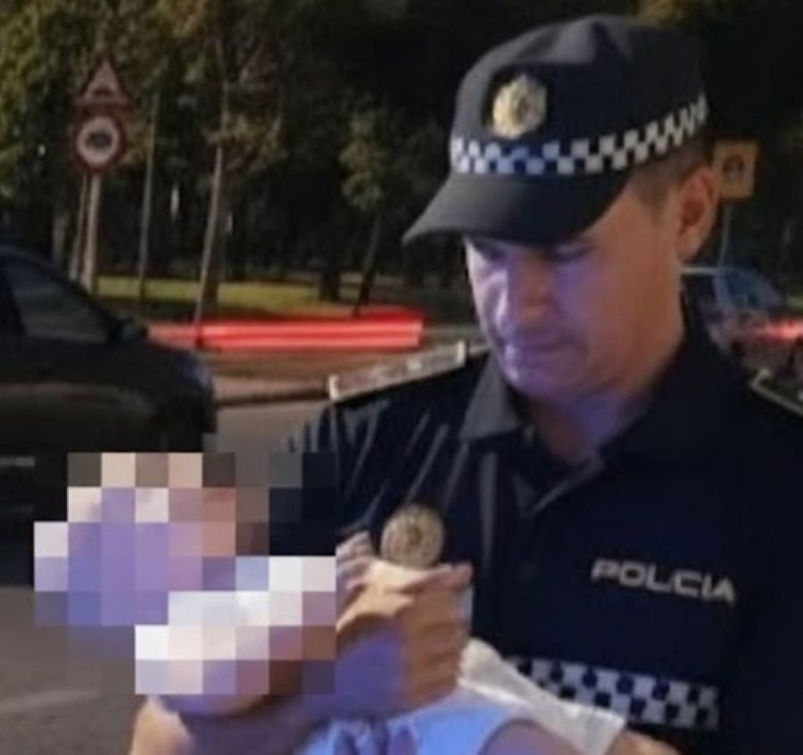 Un subinspector de la Policía Local de Jerez salva la vida de una bebé de 17 meses asfixiada aplicando reanimación en el coche