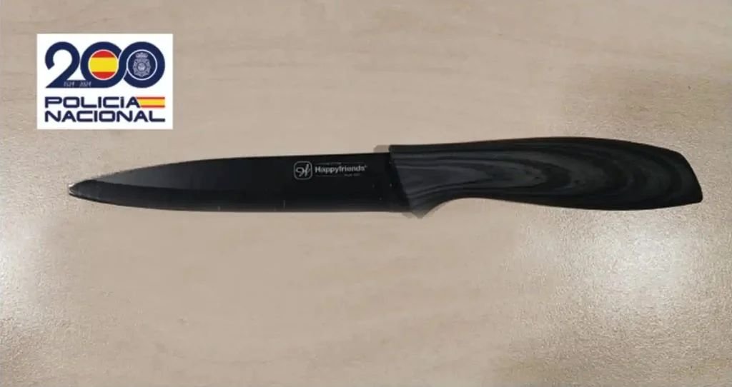 Cuchillo de cocina intervenido por la Policía Nacional tras la detención de un hombre por agredir a una médica del DECCU en San Fernando