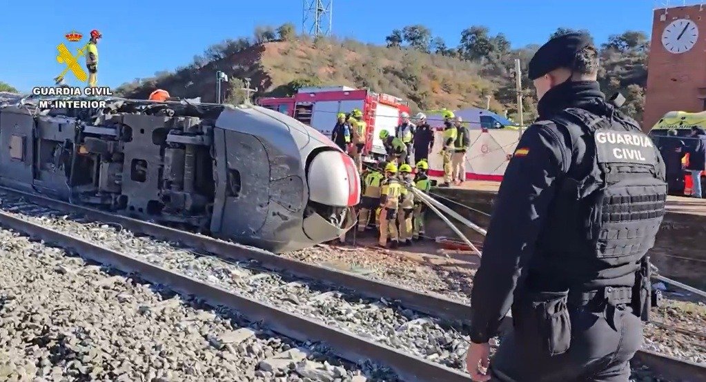 Restos del accidente de tren en Córdoba con 41 fallecidos en la zona de Adamuz tras la colisión entre un Iryo y un Alvia.