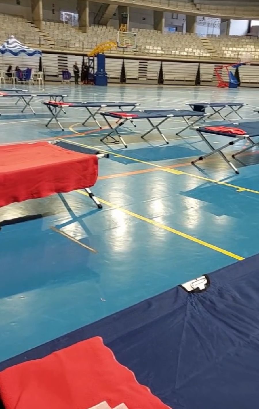 Camas de campaña instaladas en pabellón deportivo de Jerez para el realojo de los desalojados por el río Guadalete.