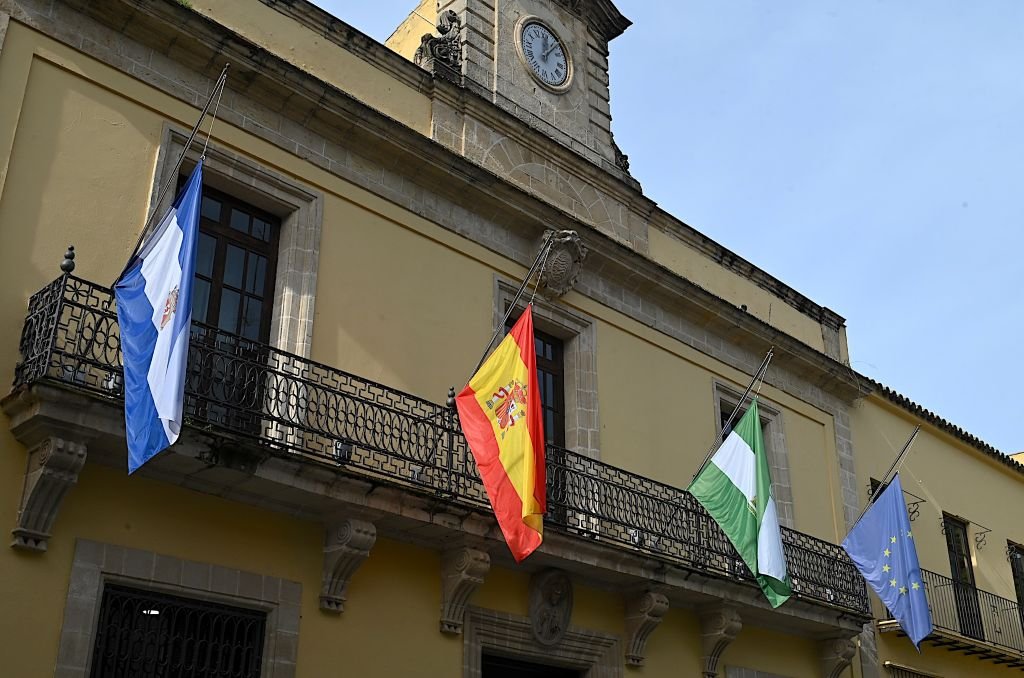 Fachada del Ayuntamiento de Jerez con las banderas oficiales a media asta en señal de luto por las víctimas del accidente de tren en Adamuz.