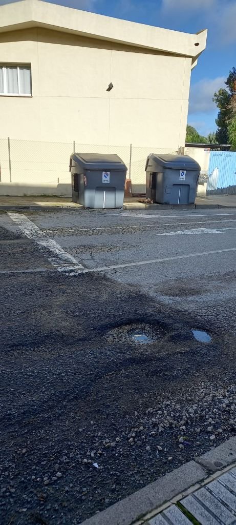 Peligro en el asfalto: Un grave socavón en la avenida Nazaret de Jerez amenaza la seguridad vial