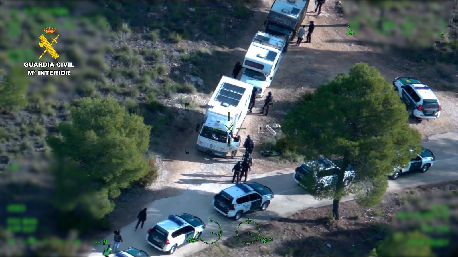 Control de la Guardia Civil y detenciones en la macrofiesta ilegal de Férez con vehículos bloqueados en el embalse del Cenajo