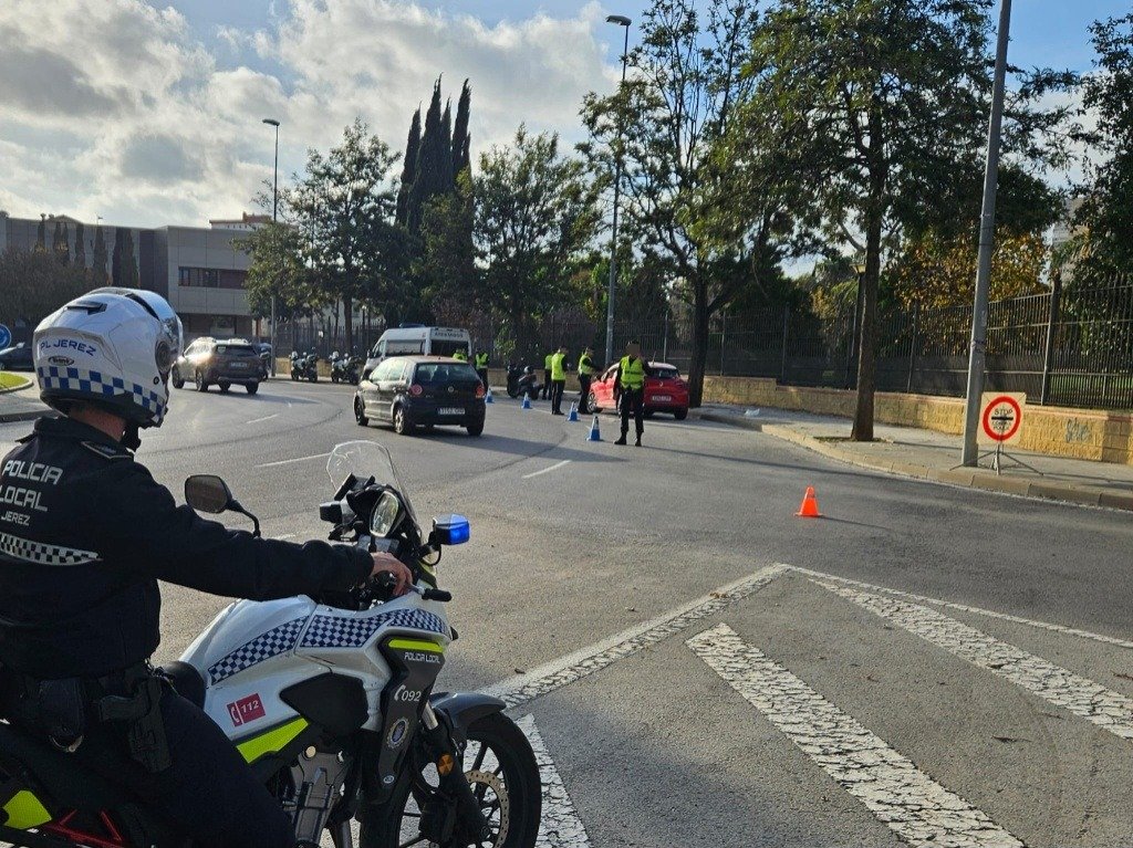Control de la Policía Local de Jerez con agentes en moto y controles de tráfico durante el dispositivo de seguridad de Navidad.