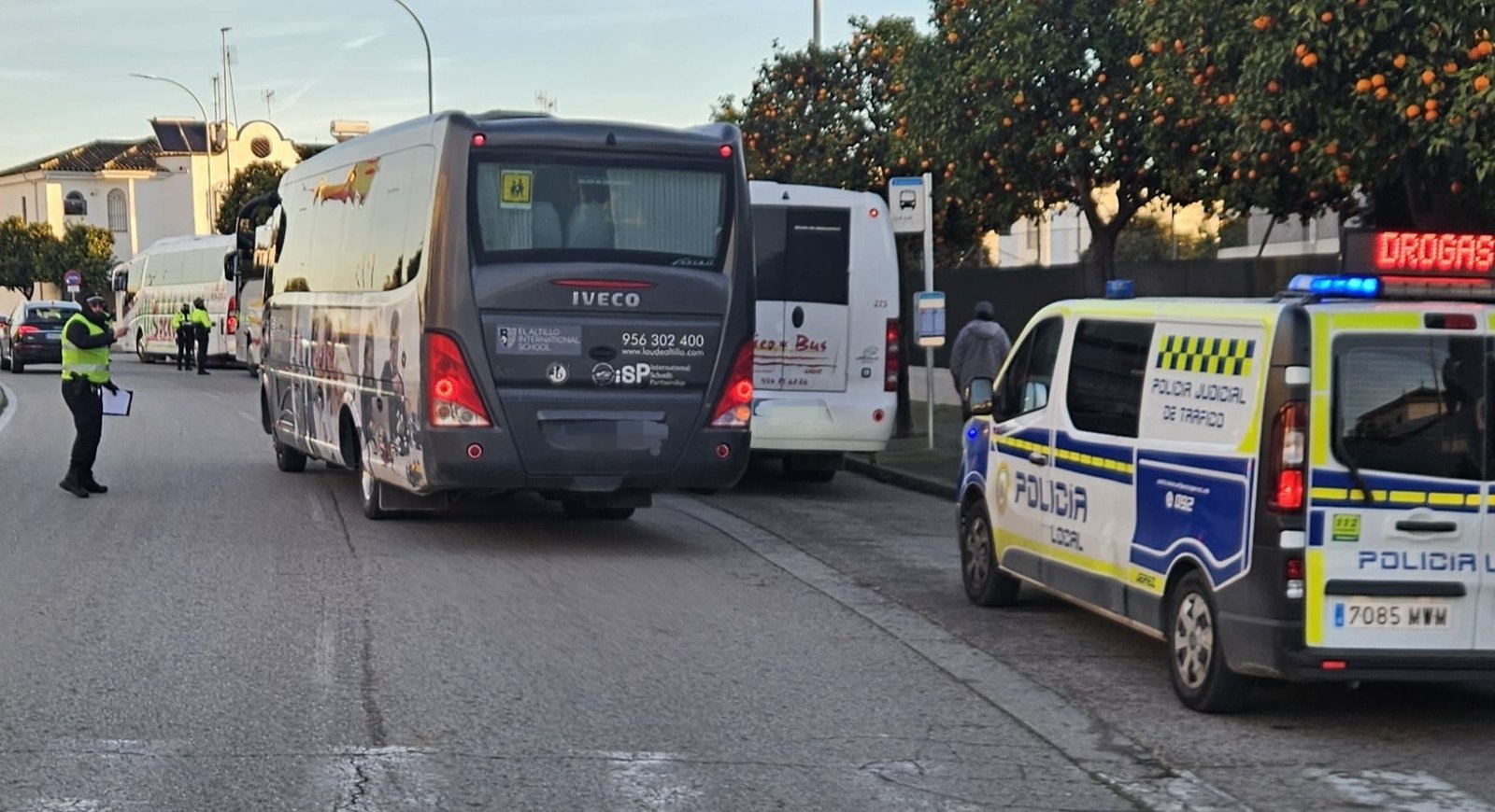 Control de la Policía Local de Jerez a un autobús escolar de El Altillo International School durante la campaña de vigilancia de la DGT.