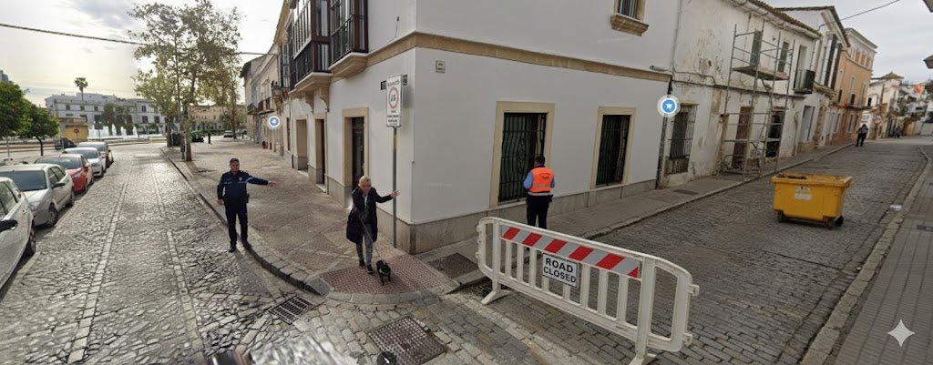 Valla de señalización de calle cortada en el centro histórico de Jerez con operarios municipales trabajando.