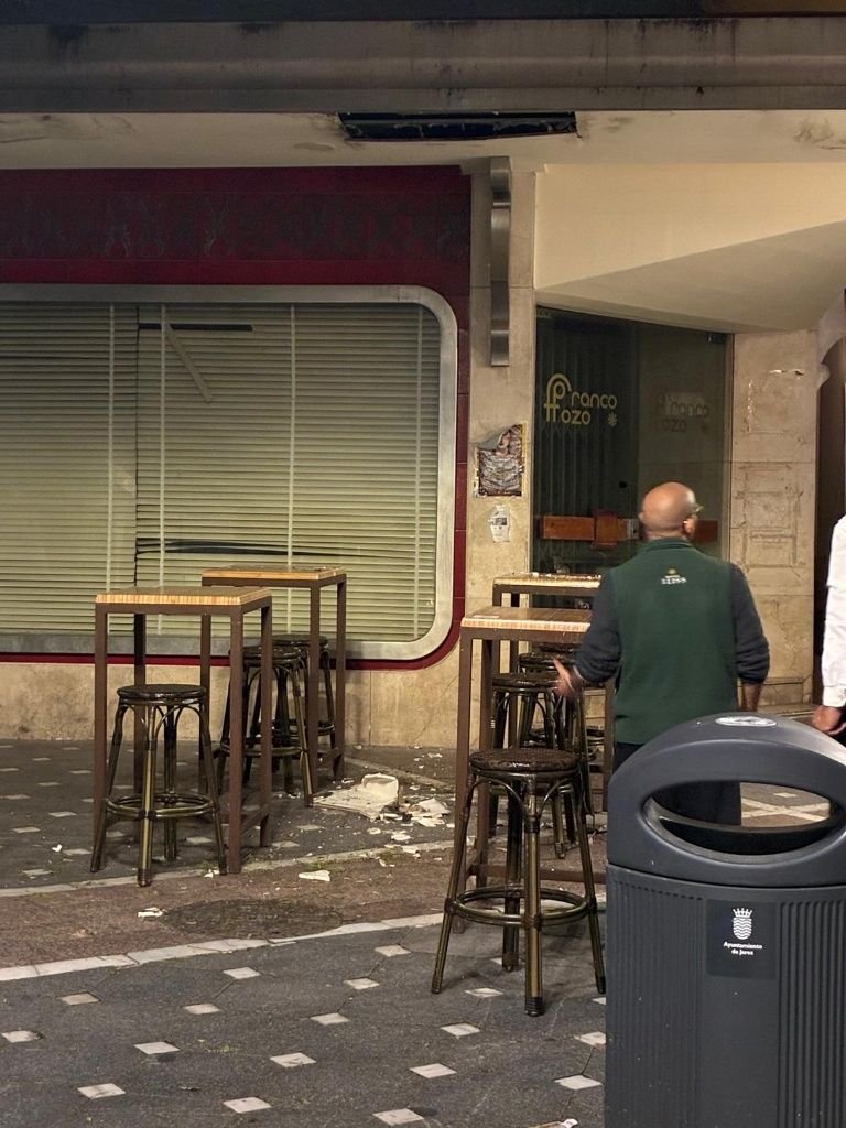 Detalle del agujero en el voladizo exterior del edificio Franco Pozo en Jerez tras desprenderse parte de la techumbre.