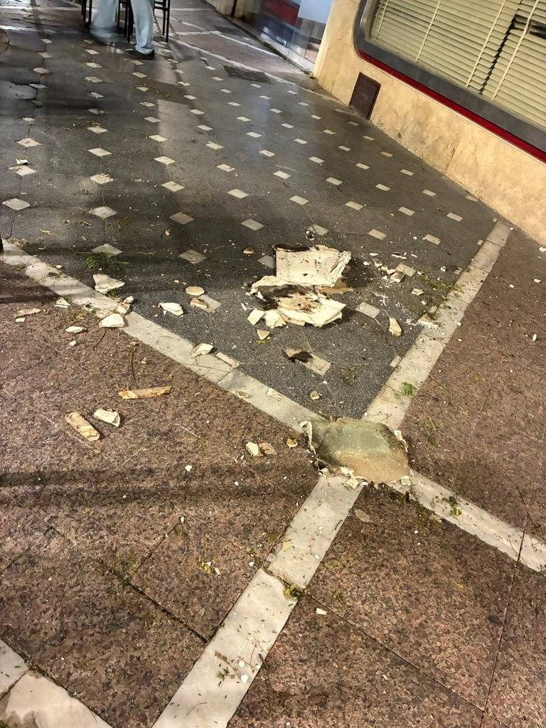Restos de mampostería y cascotes desprendidos del techo sobre el pavimento de la Plaza Plateros en Jerez.