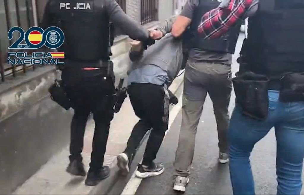 Agentes de la Policía Nacional escoltan a un detenido tras una investigación por agresión en Jerez de la Frontera.