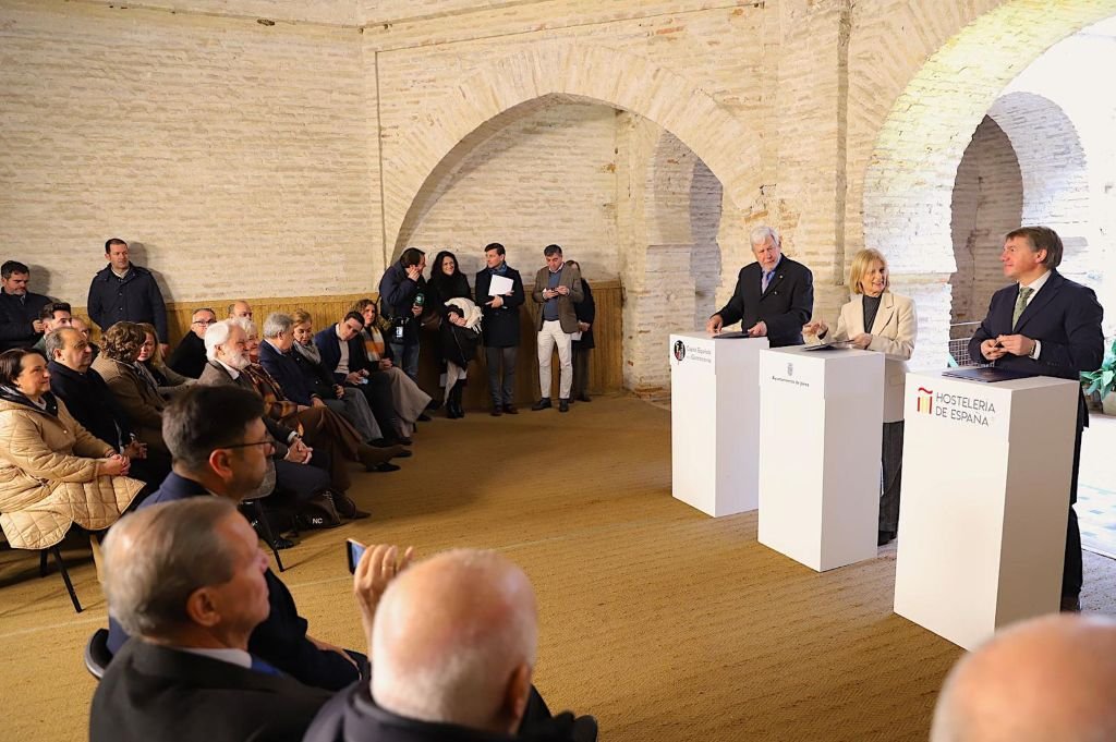 Firma del convenio de Jerez Capital Española de la Gastronomía 2026 entre la alcaldesa María José García-Pelayo, Mariano Palacín y José Luis Álvarez Almeida en los Claustros de Santo Domingo.