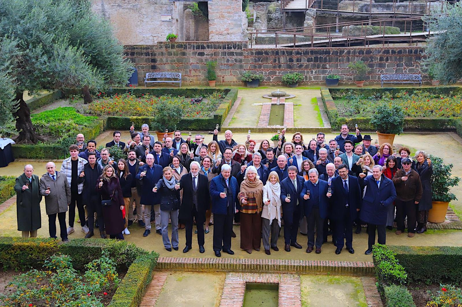 Foto de familia y brindis con vino de Jerez de las autoridades y representantes del sector hostelero tras la firma del acuerdo para la Capitalidad Gastronómica 2026.