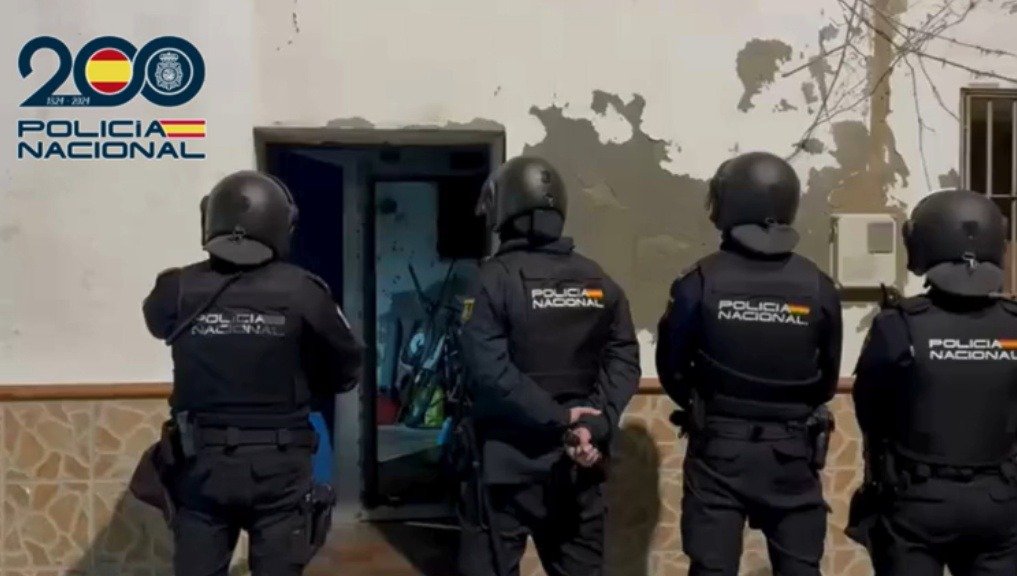 Agentes de la Policía Nacional frente a la entrada de un narcopiso bunkerizado con rejas de acero durante la operación contra el Clan de la Pinilla en la provincia de Cádiz.