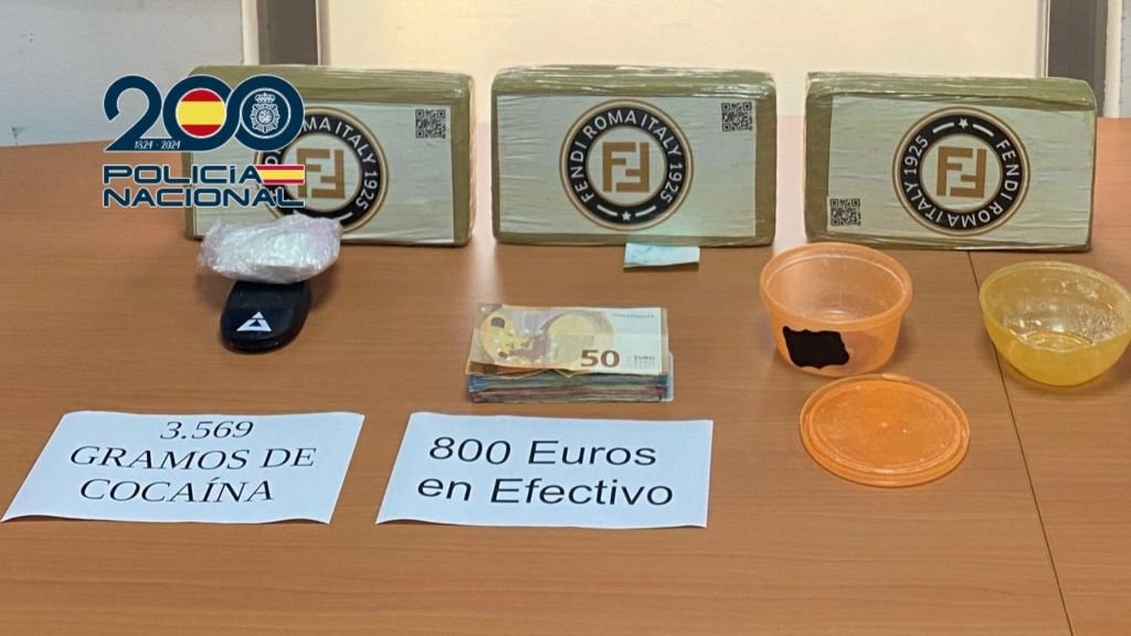 Alijo de 3,5 kilos de cocaína en bloques con logos comerciales, dinero en efectivo y báscula de precisión intervenidos por la Policía Nacional en la Bahía de Cádiz.