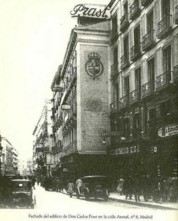 Vista de época de la calle Arenal de Madrid con el rótulo de la pastelería Prast donde Luis Coloma situó el cuento del Ratoncito Pérez.
