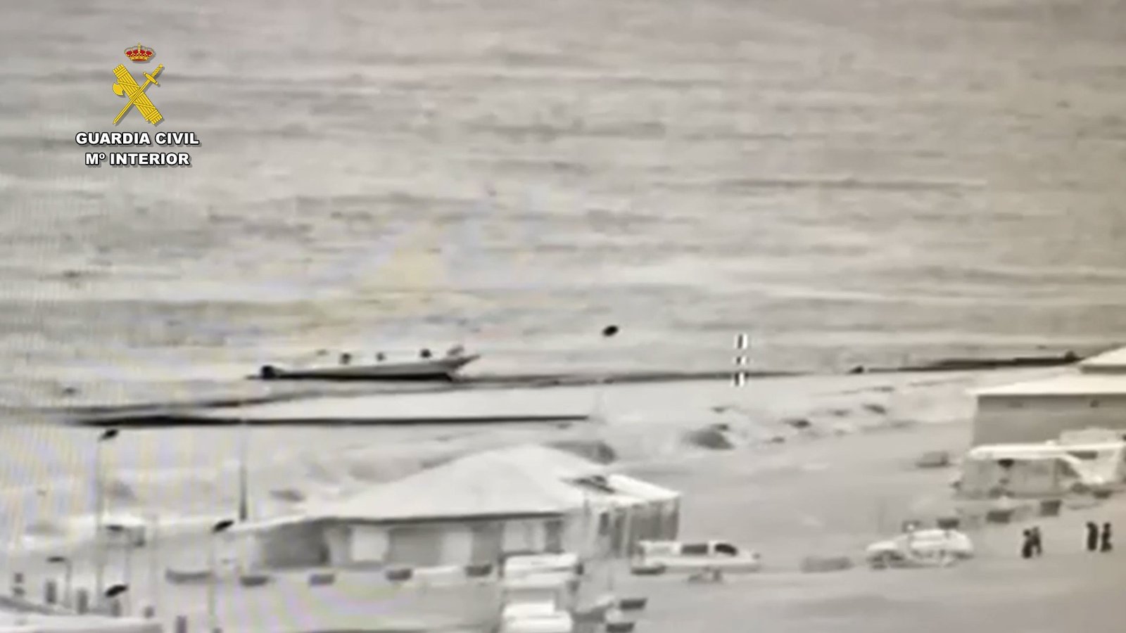 Embarcación recreativa sospechosa siendo monitorizada mediante sistemas de vigilancia remota de la Guardia Civil en una zona costera.