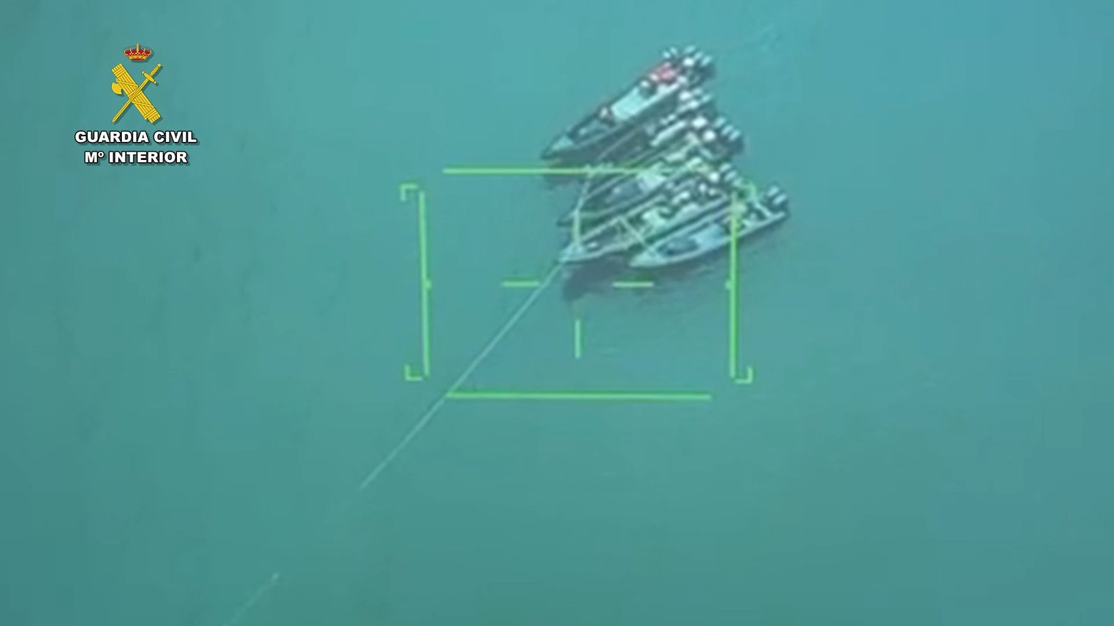 Vista aérea de vigilancia de varias embarcaciones rápidas agrupadas en alta mar para labores logísticas de petaqueo y suministro de combustible ilícito.