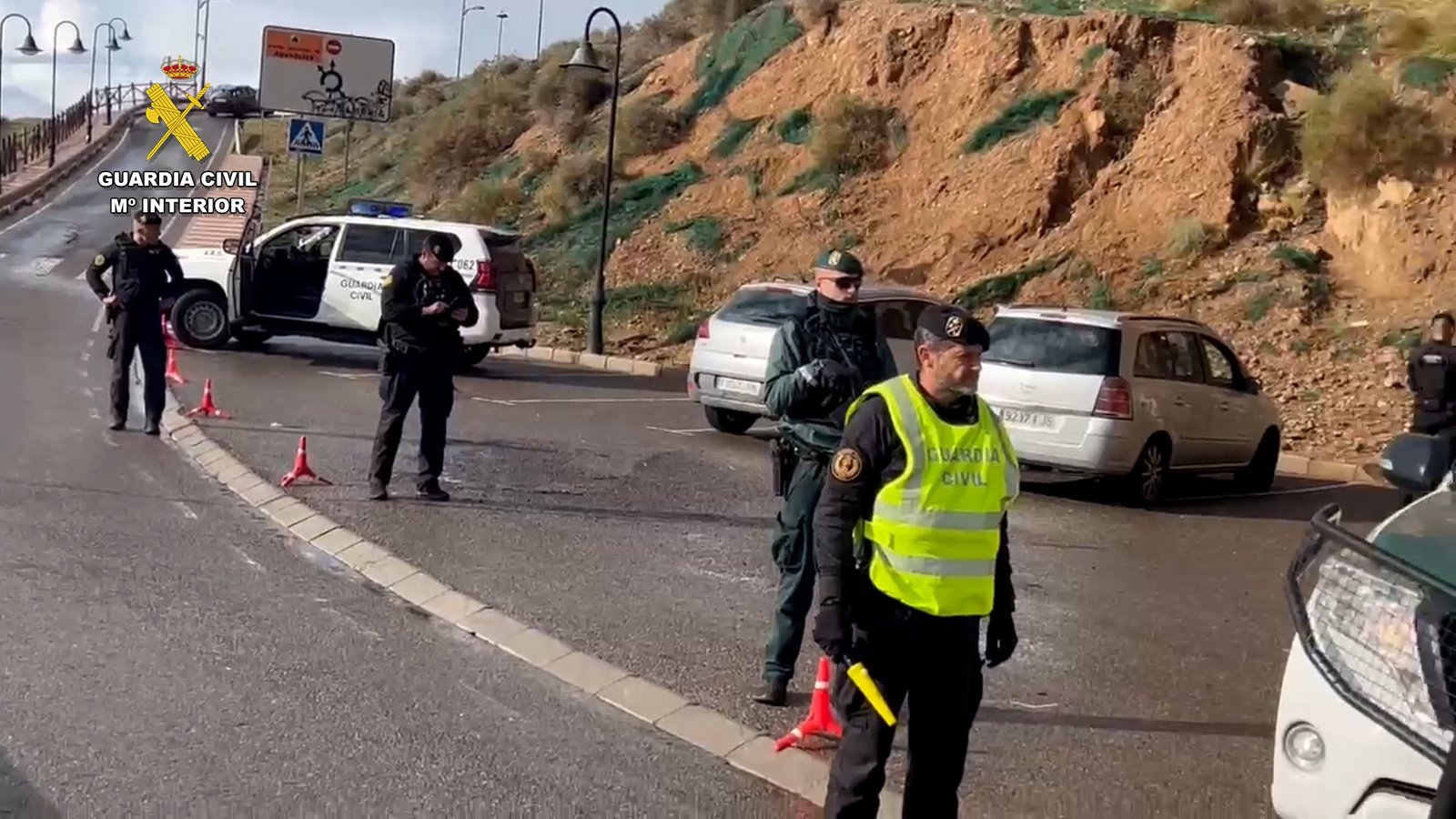 Agentes de la Guardia Civil y unidades de élite del GAR realizando un control de seguridad ciudadana en carretera con vehículos oficiales y señalización.
