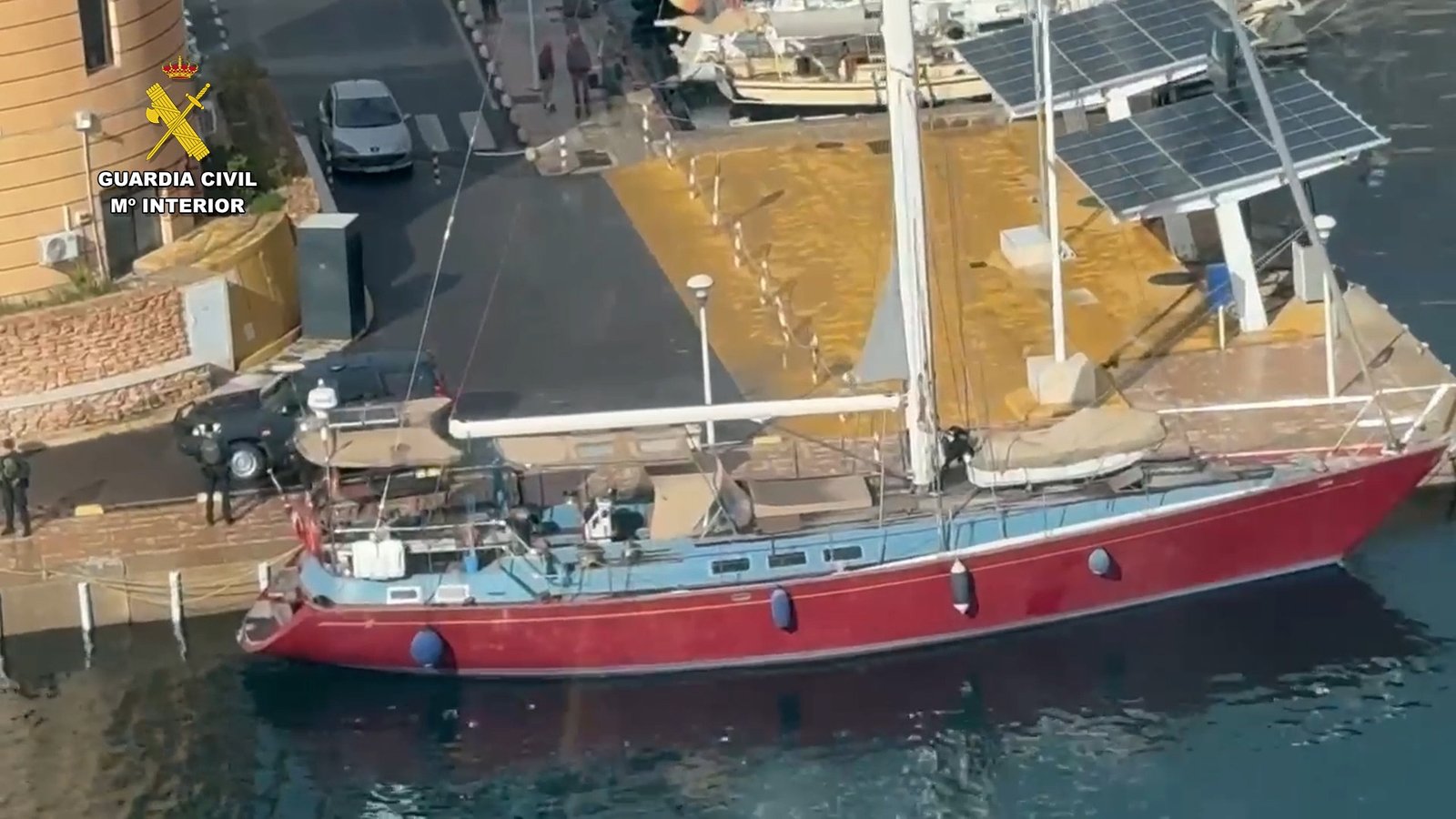 Inspección técnica de la Guardia Civil a un velero atracado en un puerto deportivo para el control de mercancías peligrosas y seguridad náutica.