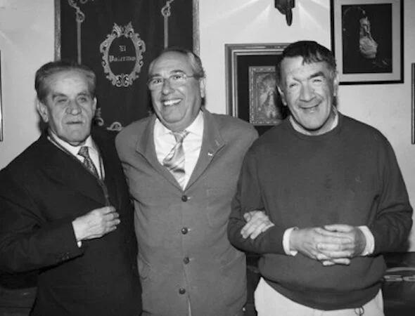 Emilio "El Guardia" y Manolito "El del Huerto", dos emblemáticos personajes populares de Jerez de la Frontera, posando sonrientes junto a Pepe Castaño en una imagen histórica de la vida social jerezana.