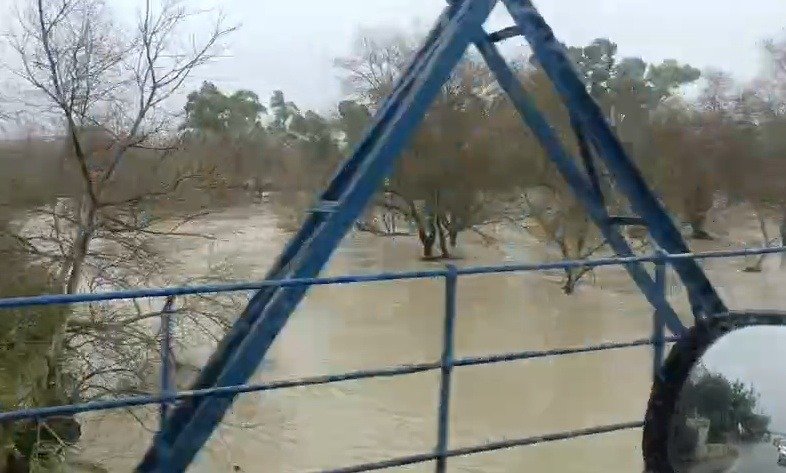 Crecida del río Guadalete a su paso por Jerez de la Frontera con zonas rurales inundadas y cauce desbordado cerca de barriadas afectadas.