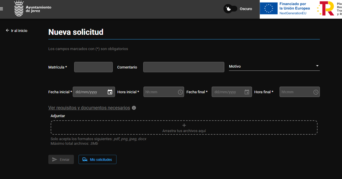 Captura de pantalla de la plataforma oficial del Ayuntamiento de Jerez para el registro de vehículos en la Zona de Bajas Emisiones, mostrando el formulario de "Nueva solicitud" con campos para matrícula, fechas y horas de acceso, y el panel de control para la gestión de autorizaciones de residentes y particulares.