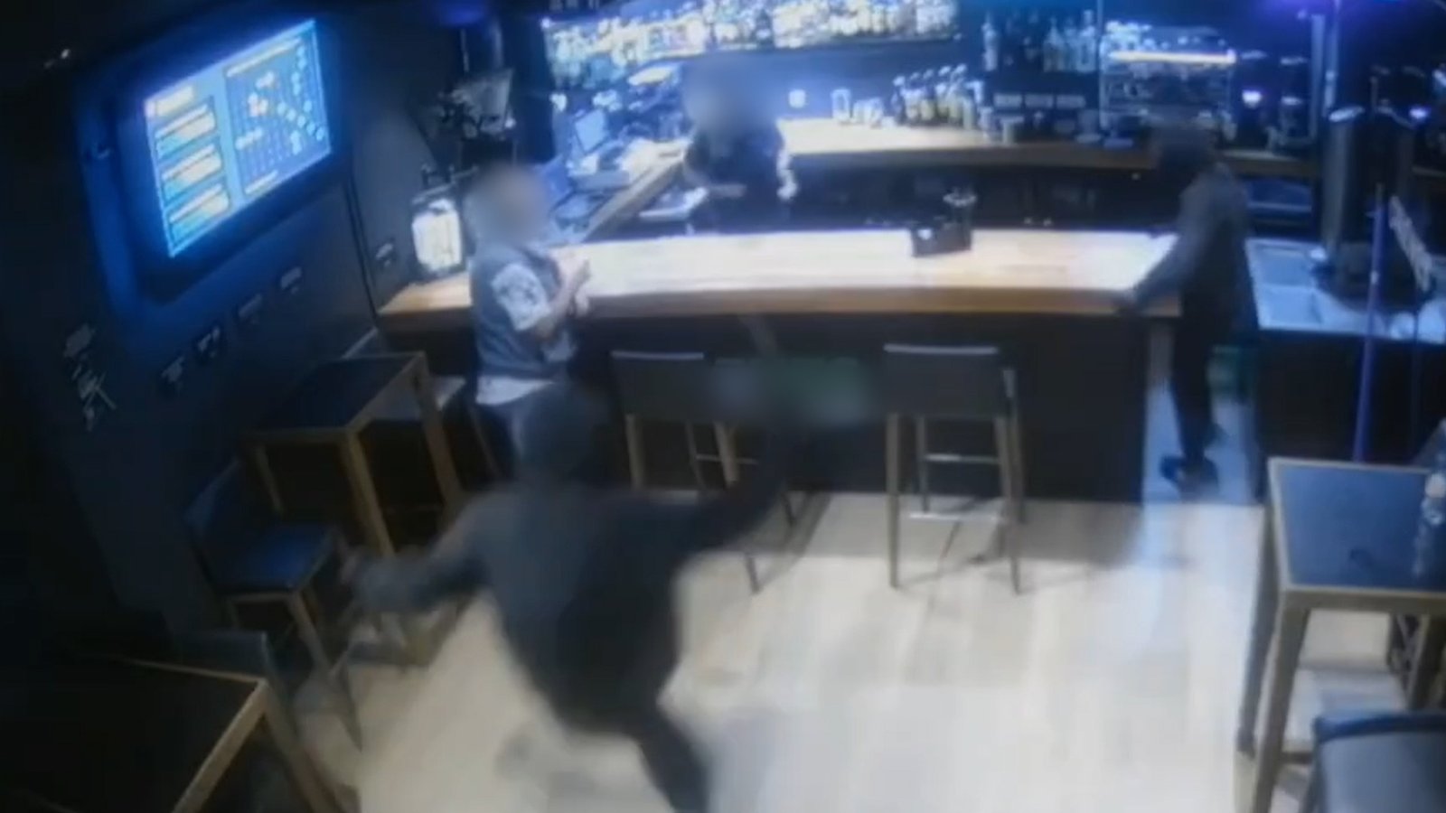 Imagen de cámaras de seguridad que muestra un robo con violencia en un salón de juego en Águilas, con asaltantes encapuchados amenazando a empleados tras el mostrador.