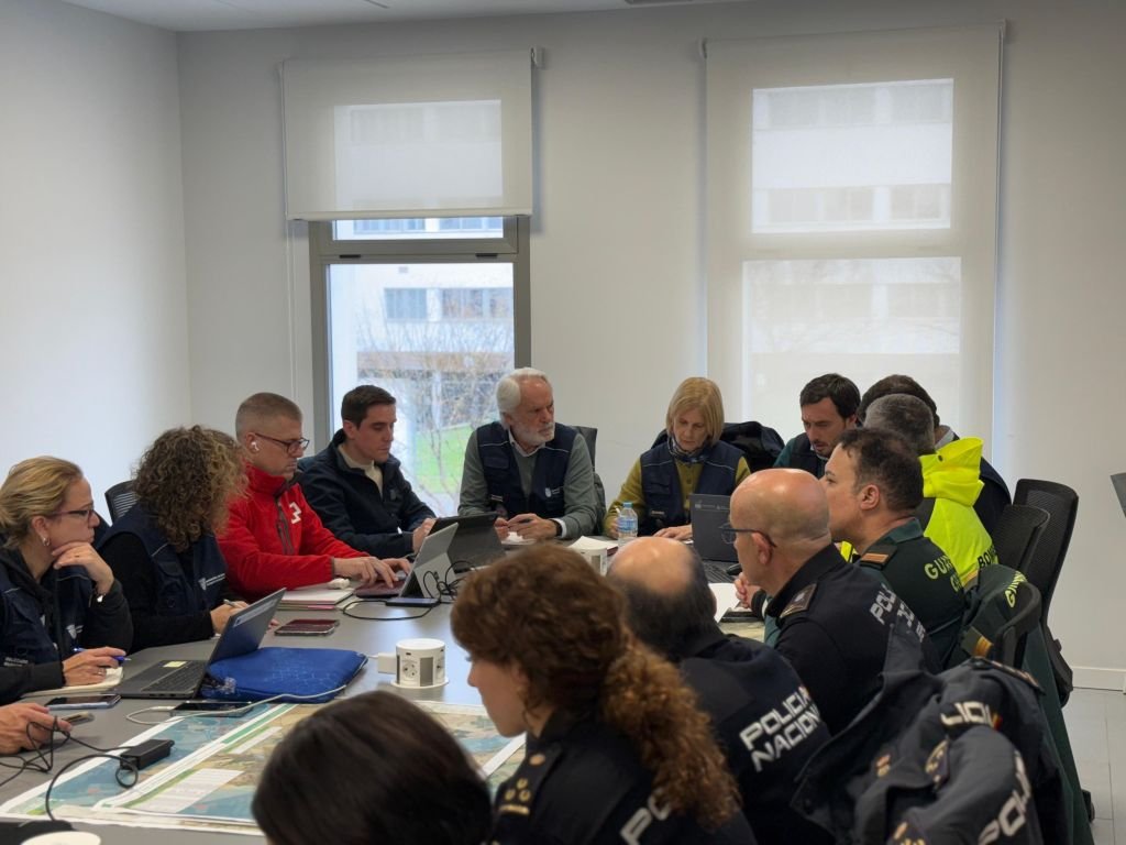 La alcaldesa de Jerez, María José García-Pelayo, preside una mesa de trabajo del CECOP rodeada de mandos de Policía Nacional, Guardia Civil, Protección Civil y técnicos de emergencias analizando mapas.