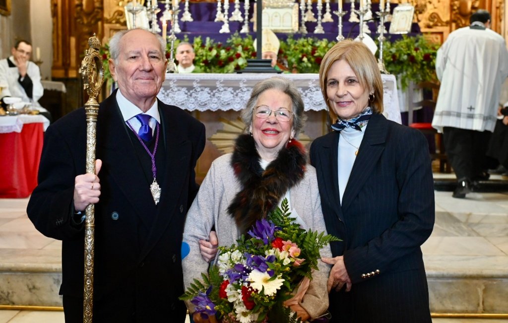 María José García-Pelayo y José Castaño Rubiales durante el acto de entrega de la patente de Hermano Mayor Honorario.