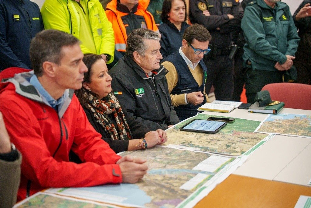Antonio Sanz y Pedro Sánchez analizan mapas tácticos de la Borrasca Leonardo en el Puesto de Mando Avanzado de San Roque.