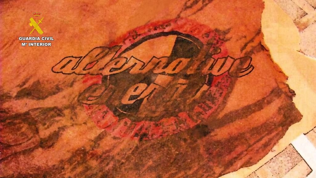 Fragmento de camiseta con la inscripción en inglés "FUN AND FRIENDS ALTERNATIVE ENERGY PUB LEAGUE" hallado en la investigación del crimen.