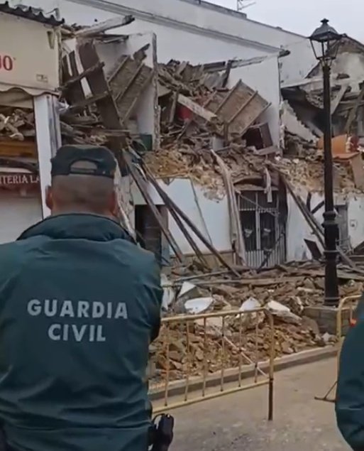 Agentes de la Guardia Civil custodian la zona tras el derrumbe de un edificio de dos plantas en el centro de Alcalá de los Gazules, Cádiz.