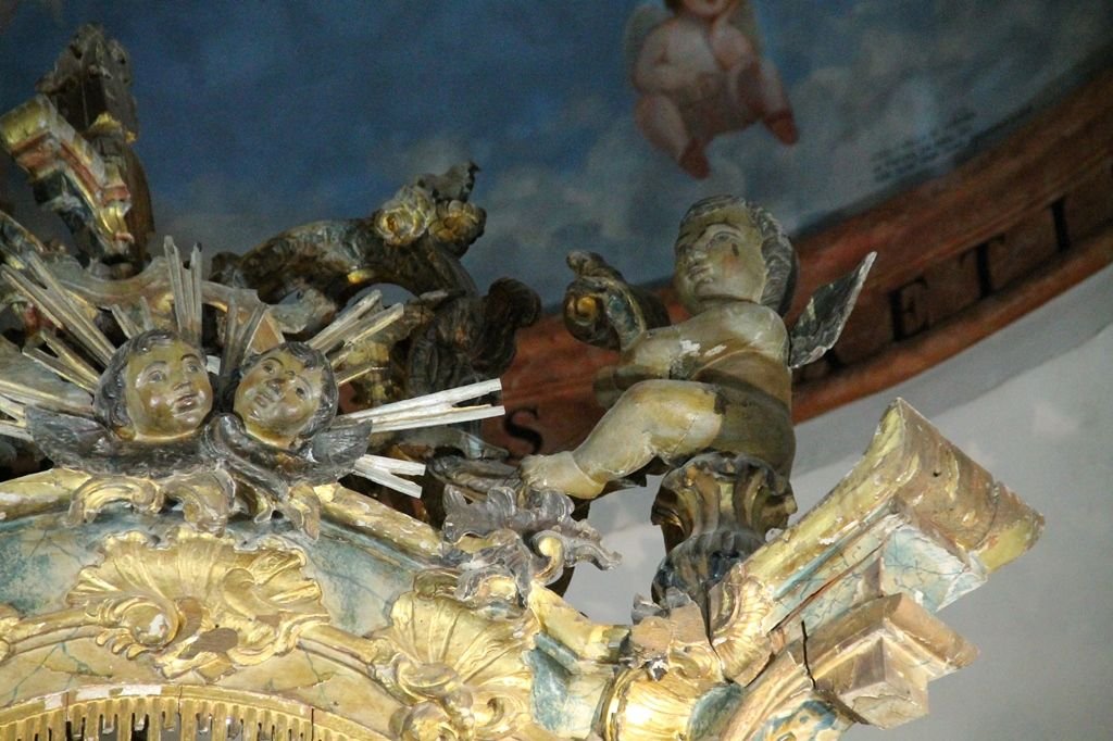 Detalle de los querubines de madera policromada y dorada en el ático del trono de la Virgen de Palomares tras la limpieza y restauración.
